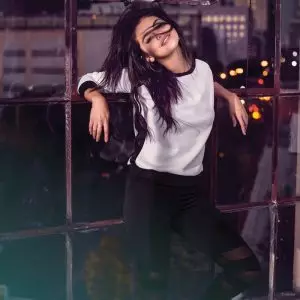 赛琳娜·戈麦斯 (Selena Gomez) 穿着 adidas NEO Shoot 准备迎接春天