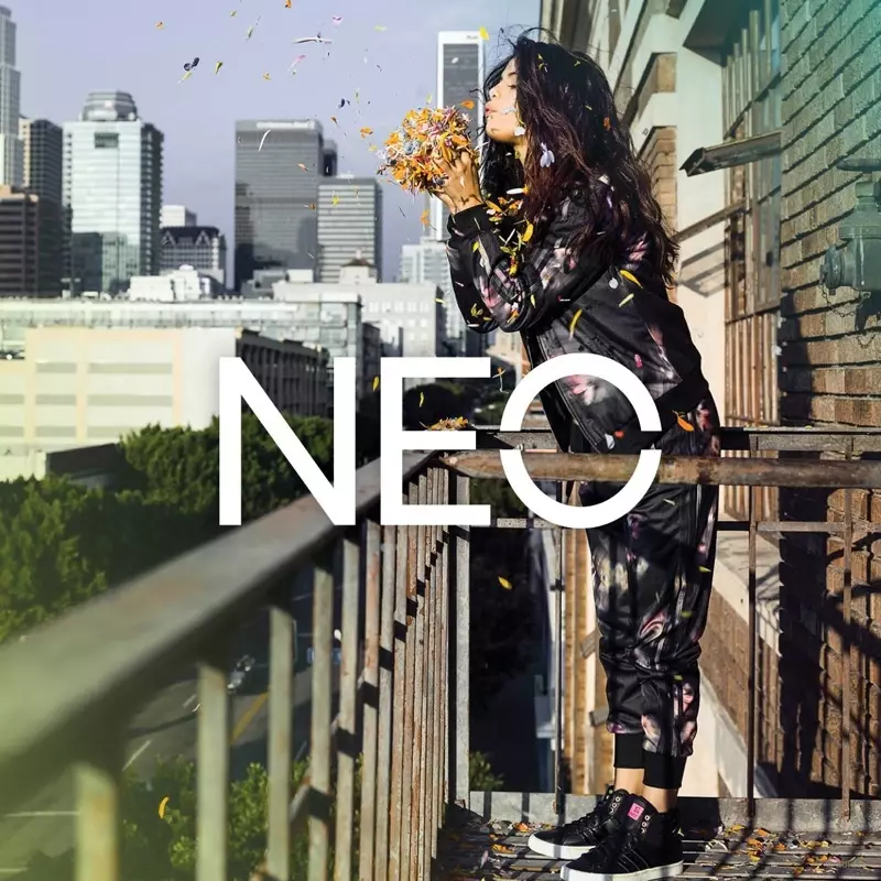 Selena Gomez piha na cvetne liste na promocijskem posnetku za adidas NEO pomlad 2015.