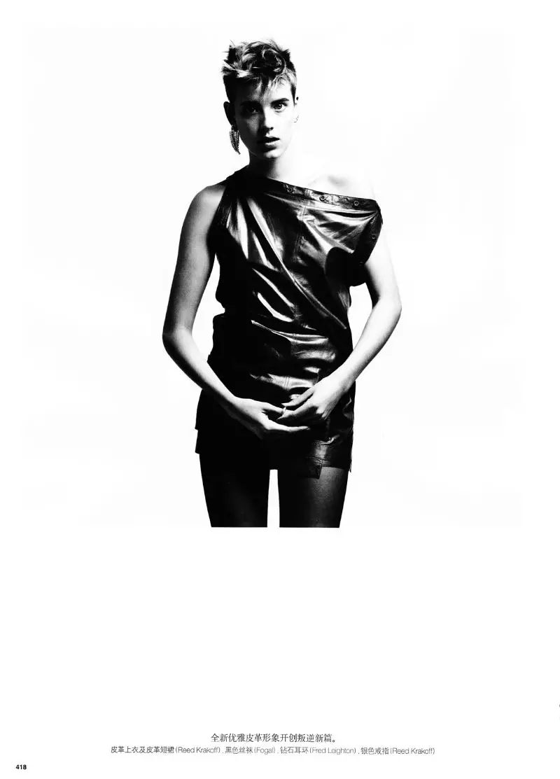 Agyness Deyn ji hêla Hedi Slimane ve ji bo Vogue China Adar 2011