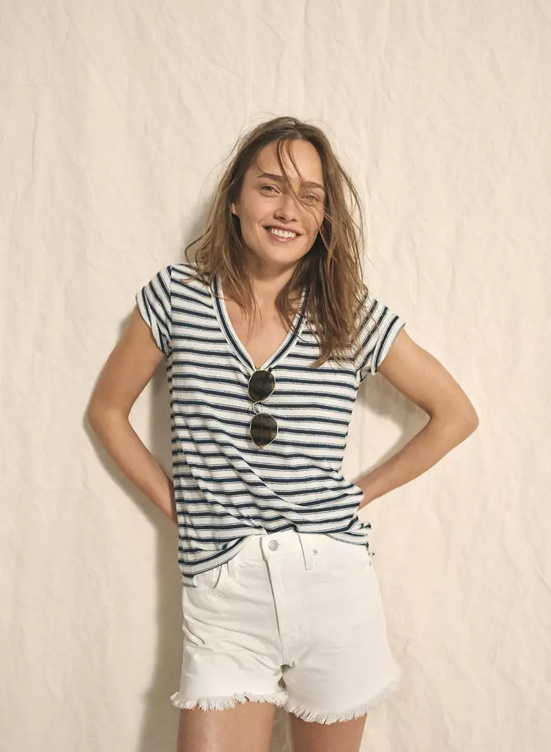 „Madewell City Tee“ Calgary Stripe, „The Perfect Jean Short“ su plytelėmis balta spalva ir „Fest Aviator“ akiniai nuo saulės