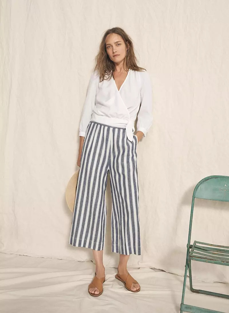 Madewell Wrap Juu katika Eyelet White, Suruali ya Huston Vuta-Kwenye Mazao katika Stripe na The Boardwalk Crossover Sandal