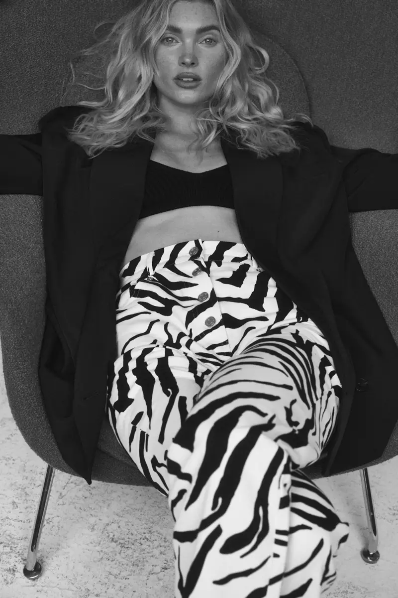 Elsa Hosk valt op in zebraprint voor 4th & Reckless-samenwerking.