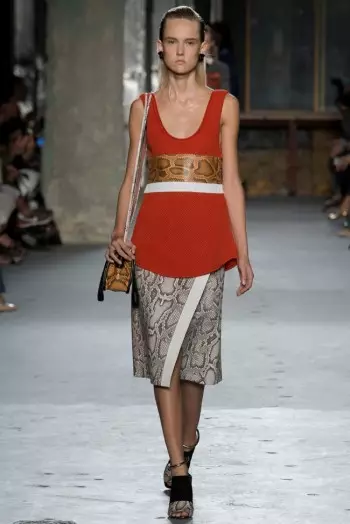 تقوم شركة Proenza Schouler بتحديث الأساسيات لربيع 2015