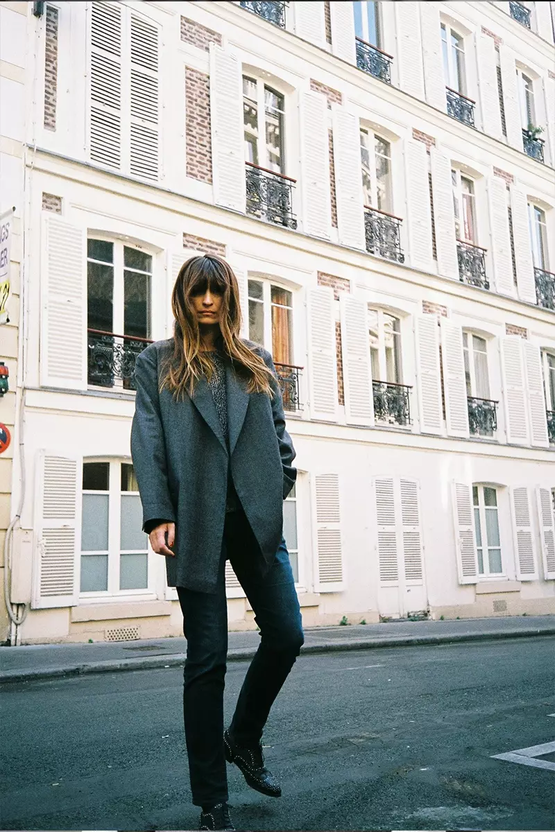 Das französische Model wurde in Paris in herbstlichen Styles fotografiert