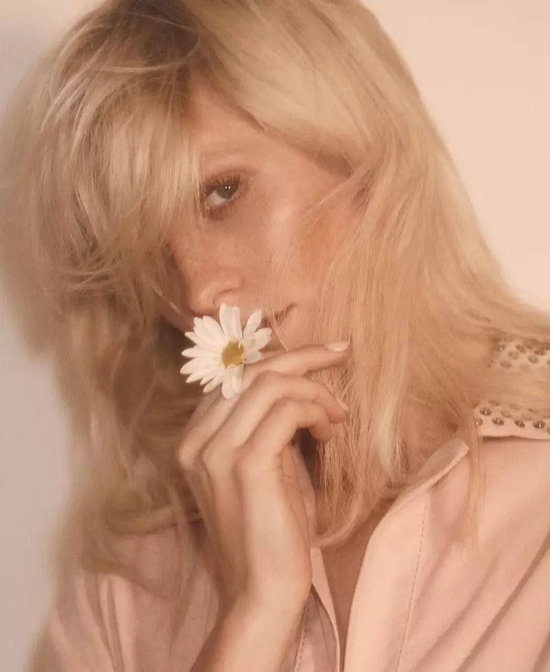 Poppy Delevingne poses uban sa bulak