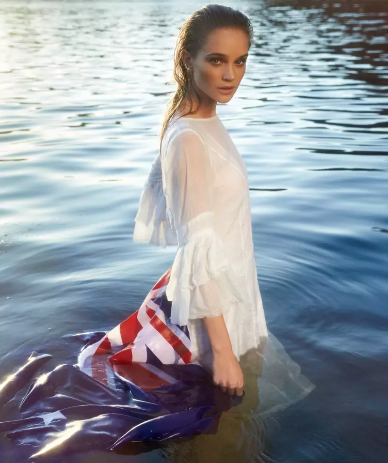 VANNBABY: Rosie Tupper poserer med det australske flagget og den hvite Morrison-kjolen