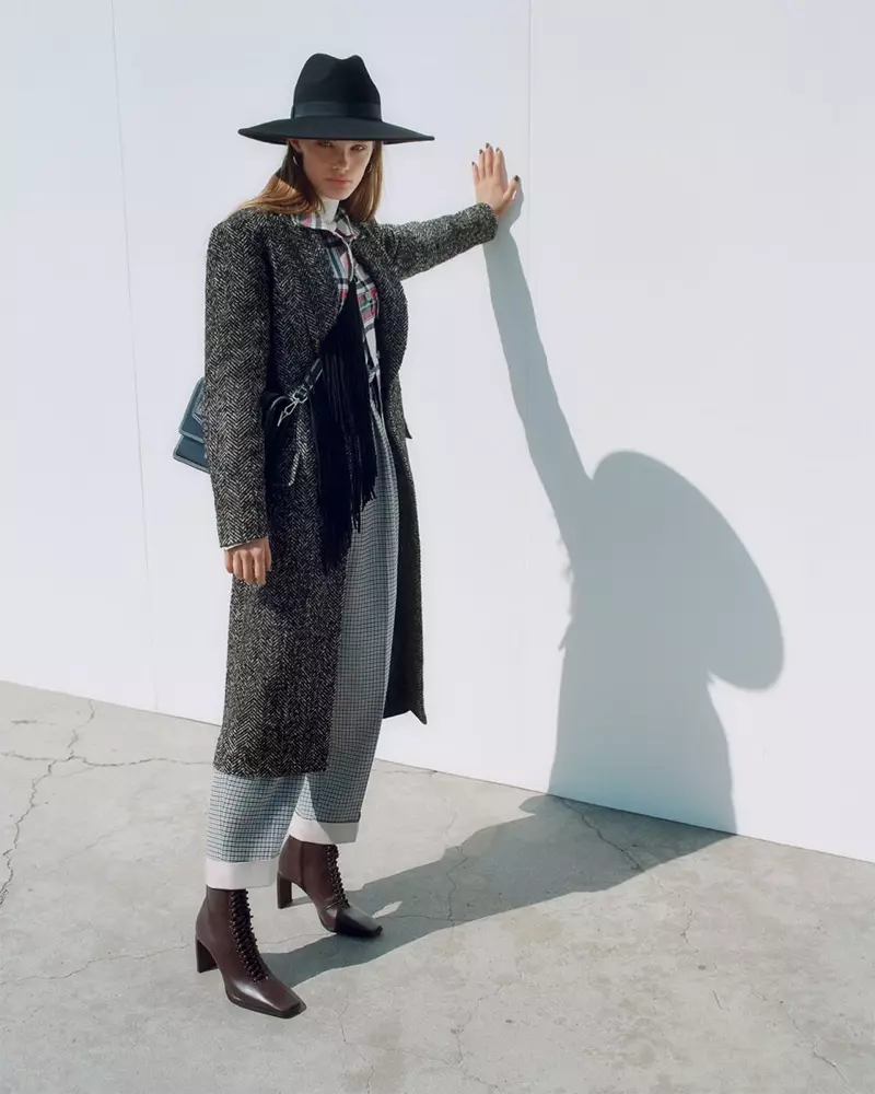 Kris Grikaite posa en el lookbook de la colección Coats otoño-invierno 2019 de Zara