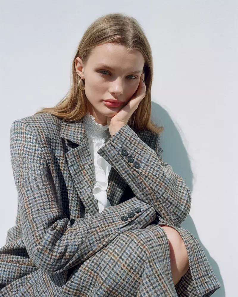 Zara Houndstooth Blazer, Oversized Poplin-skjorte, Houndstooth-nederdel med bælte og Hoop-øreringe