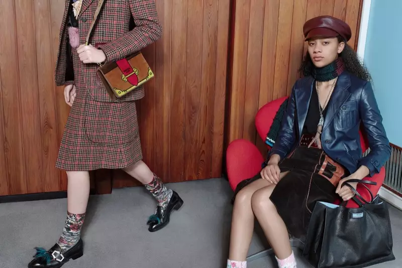 Ang mga bituon ni Selena Forrest sa pre-fall 2017 nga kampanya ni Prada