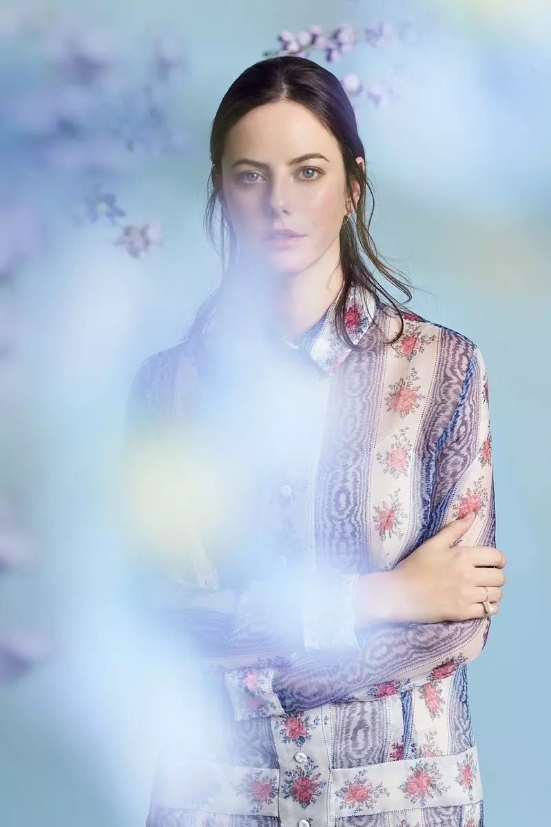 Kaya Scodelario çiçek desenli bir görünüm giyiyor