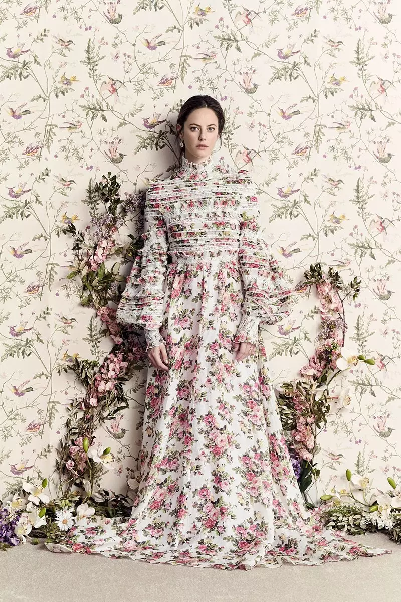 Atriz Kaya Scodelario usa vestido maxi com estampa floral