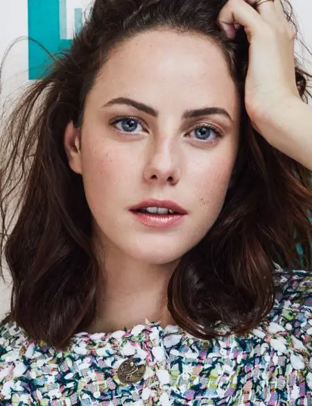 Kaya Scodelario adopta estilos chic para Harper's Bazaar Malaysia