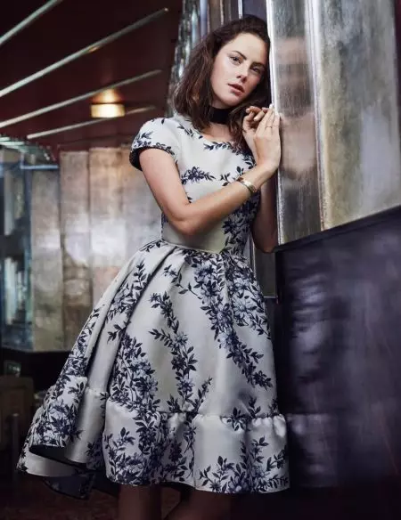 Gihangop ni Kaya Scodelario ang Mga Estilo nga Estilo para sa Harper's Bazaar Malaysia