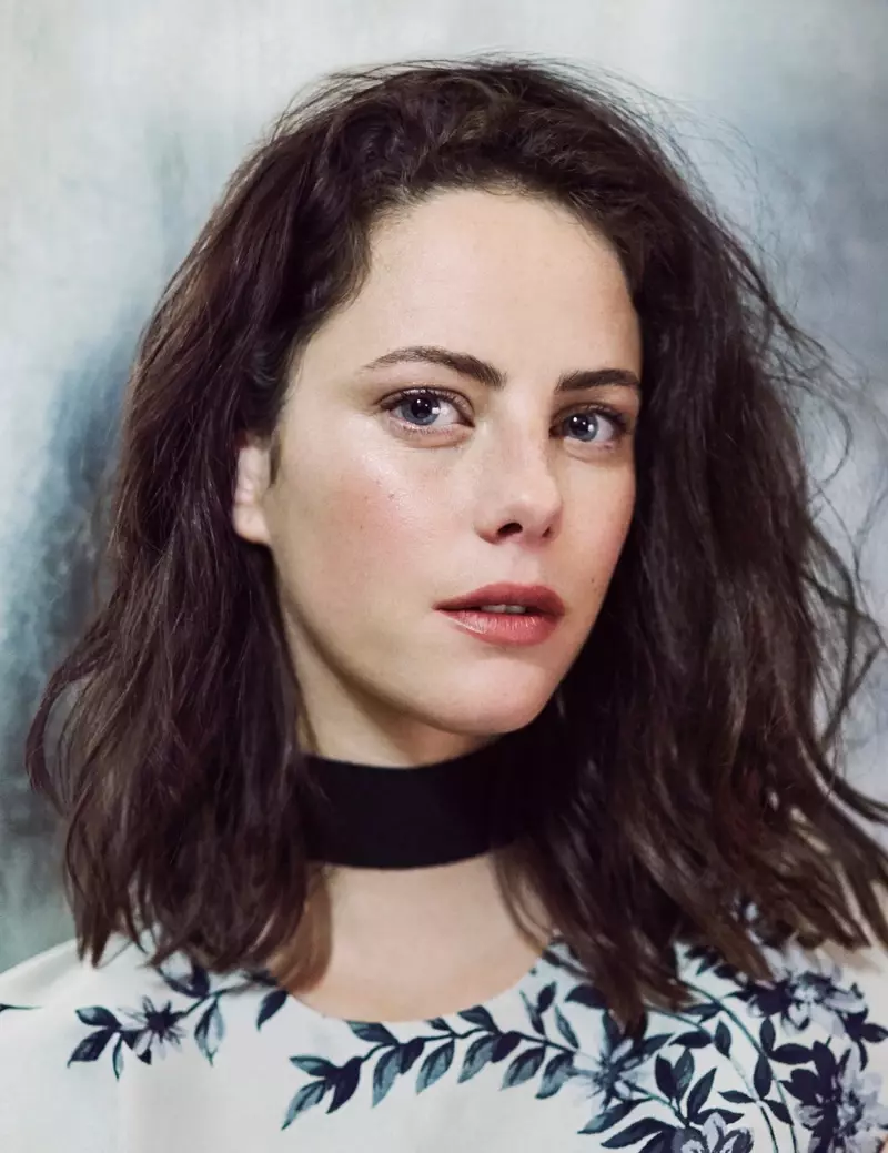 Kaya Scodelario ir gatava tuvplānam, un viņa valkā viļņainu frizūru