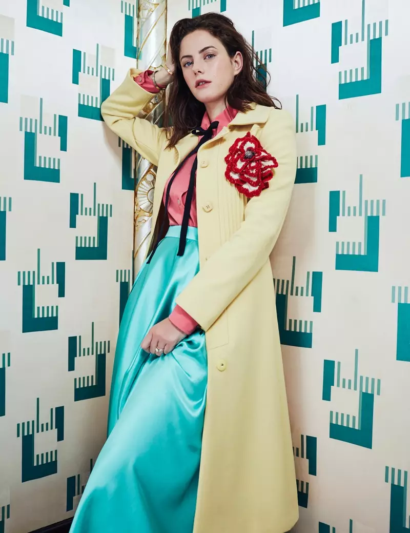 Ngajanteng pose, Kaya Scodelario make jas Gucci, blus jeung rok