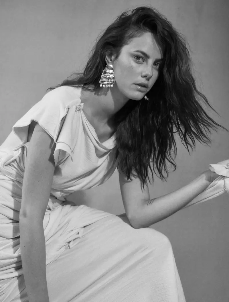 黑白照片，Kaya Scodelario 身着 Loewe 连衣裙和耳环