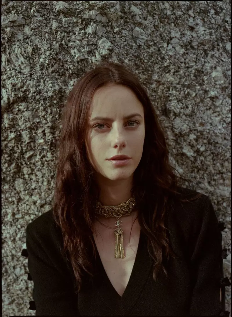 UKaya Scodelario ugqwesa kwimagazini yasehlotyeni ye-Wonderland Magazine