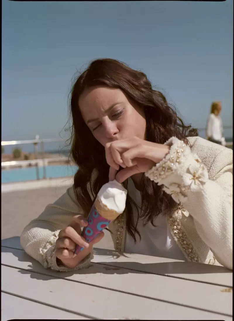 Posando con helado, Kaya Scodelario luce una chaqueta de tweed de Chanel