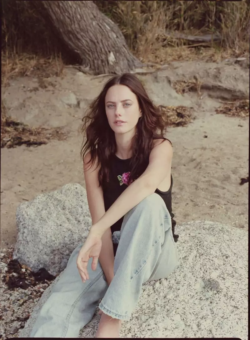 Pelakon Kaya Scodelario bergambar dengan bahagian atas dan denim bersulam