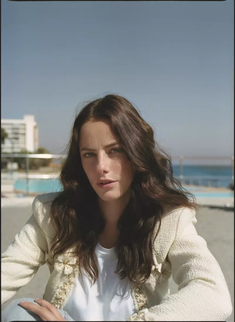 Actrice Kaya Scodelario poseert in tweedjasje van Chanel