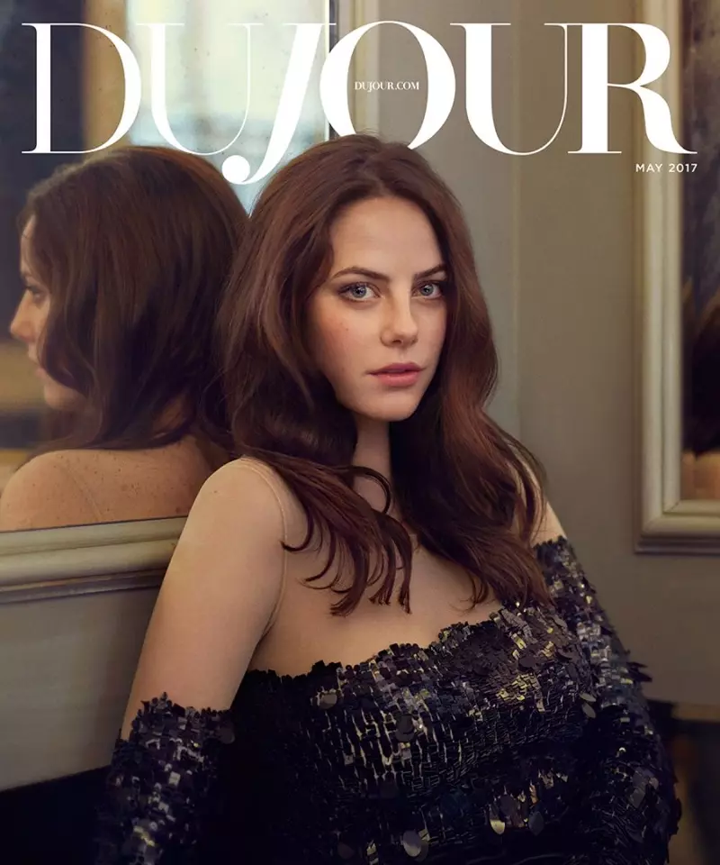 Kaya Scodelario DuJour සඟරාව සඳහා අලංකාර ගවුම් වලින් පෙනී සිටියි