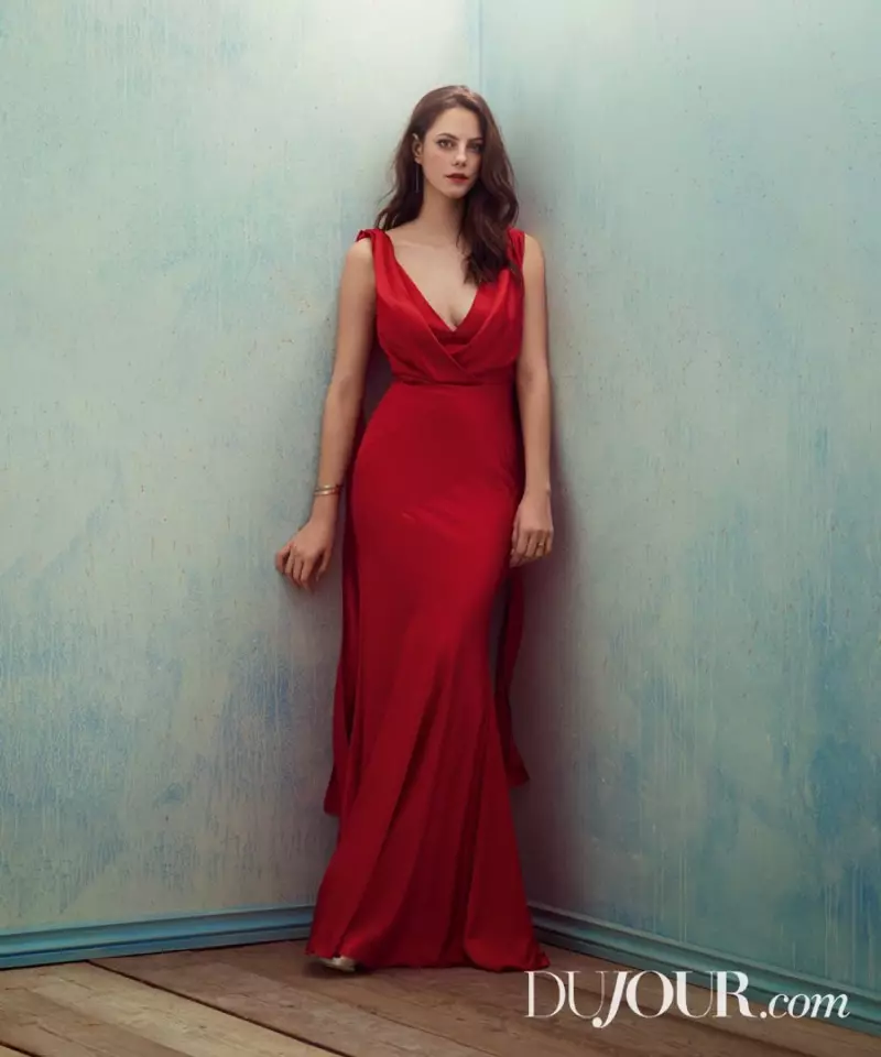 Vêtue de rouge, Kaya Scodelario pose en robe sans manches