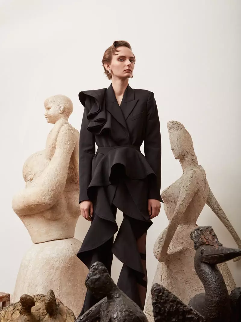 Si Oliwia Lis ay Nagsusuot ng Masining na Fashion para sa Harper's Bazaar Ukraine