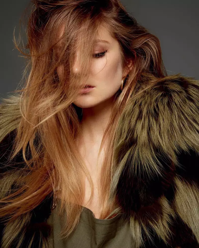 Eniko Mihalik makket yndruk yn Fall Fashion foar Harper's Bazaar Oekraïne