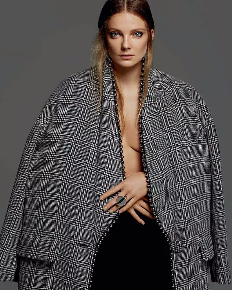 Eniko Mihalik impressiona nella moda autunnale per Harper's Bazaar Ucraina