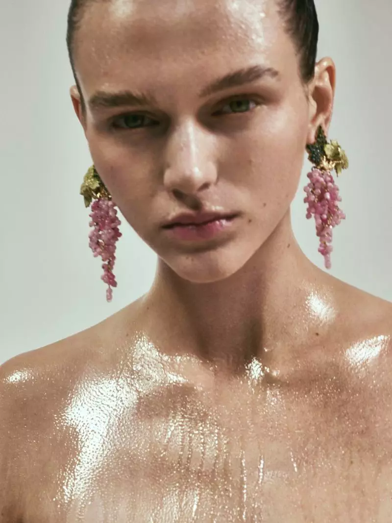 Natalie Ogg is in natuermeisje foar Vogue Arabia