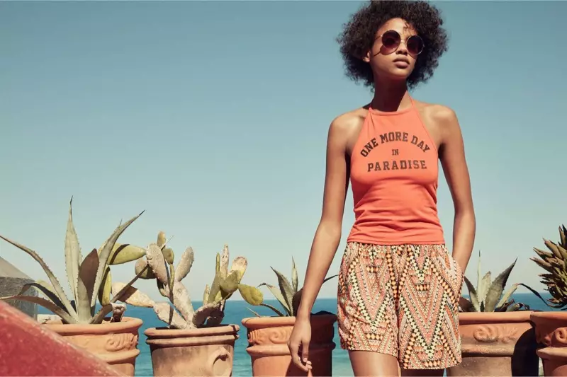 H&M Top gola alta, shorts estampados e óculos de sol redondos