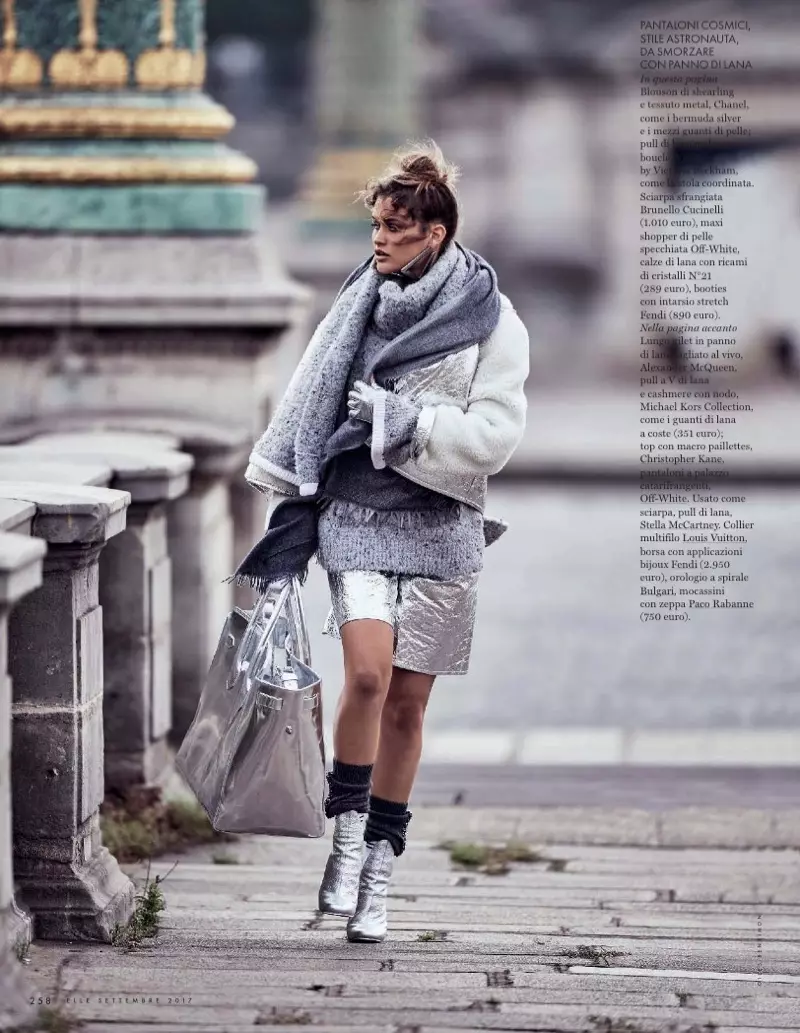 Chloe Lecareux ponse en capas de moda gris para ELLE Italia