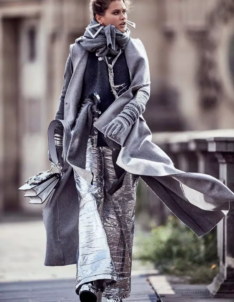 Chloe Lecareux Layers Up ing Fashions Grey kanggo ELLE Italia