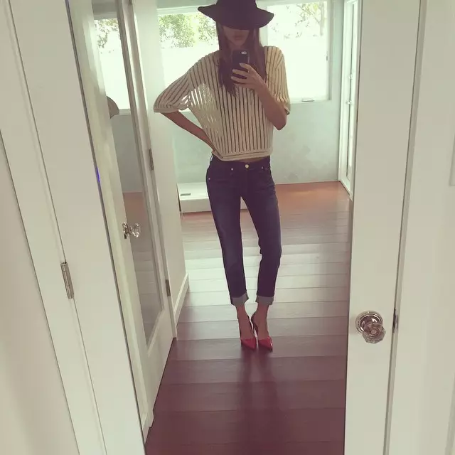 Miranda Kerr o apere jean e sehiloeng ka bosesane e lekanang buti. Senepe ka Instagram.