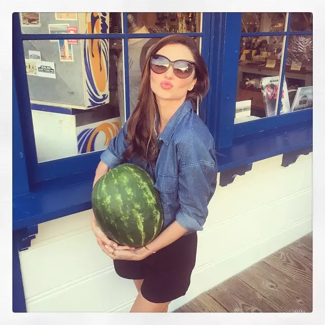 Miranda Kerr pote yon melon ak yon abako, chemiz manch long. Foto via Instagram.