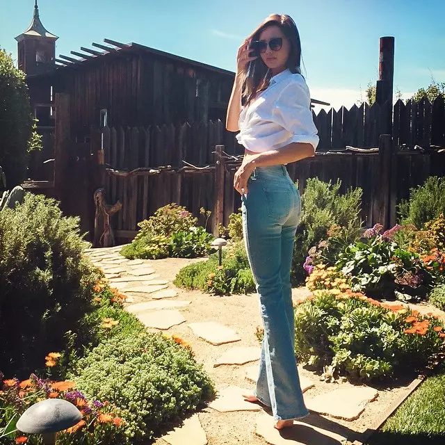 Miranda modèl High Waist Vintage Bootcut Jeans style la soti nan 7 pou tout limanite. Foto via Instagram.