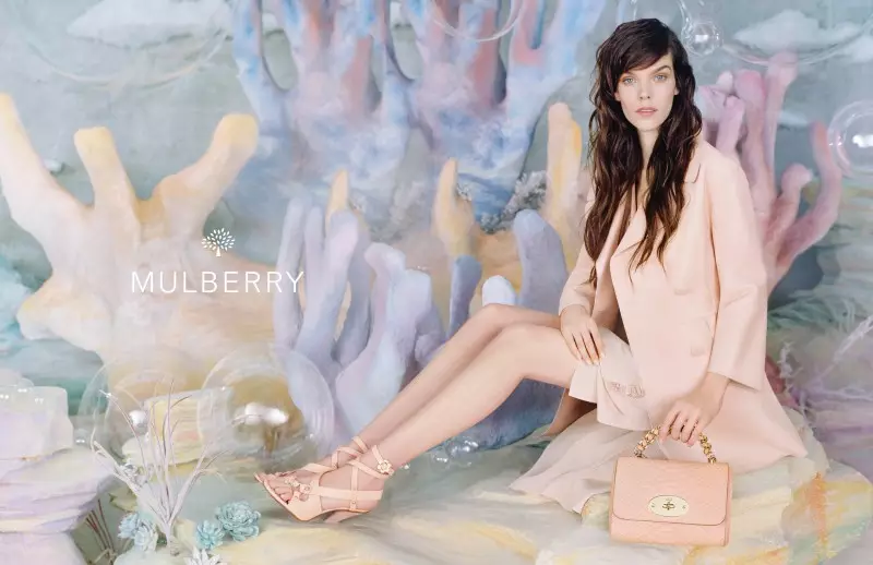 梅根·科里森 (Meghan Collison) 是蒂姆·沃克 (Tim Walker) 的 Mulberry 2013 春季廣告大片中的一個柔和夢想