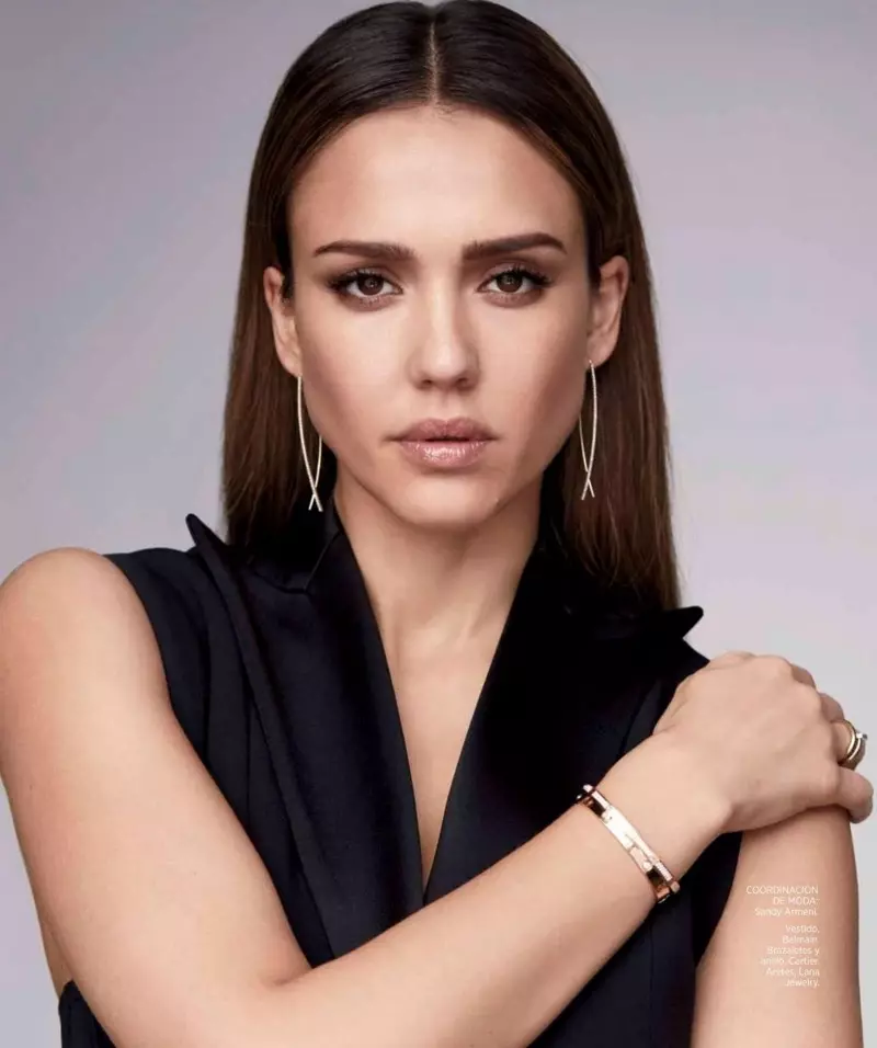 Die Schauspielerin Jessica Alba trägt ein Kleid von Balmain, Armbänder und einen Ring von Cartier mit Ohrringen von Lana Jewelry