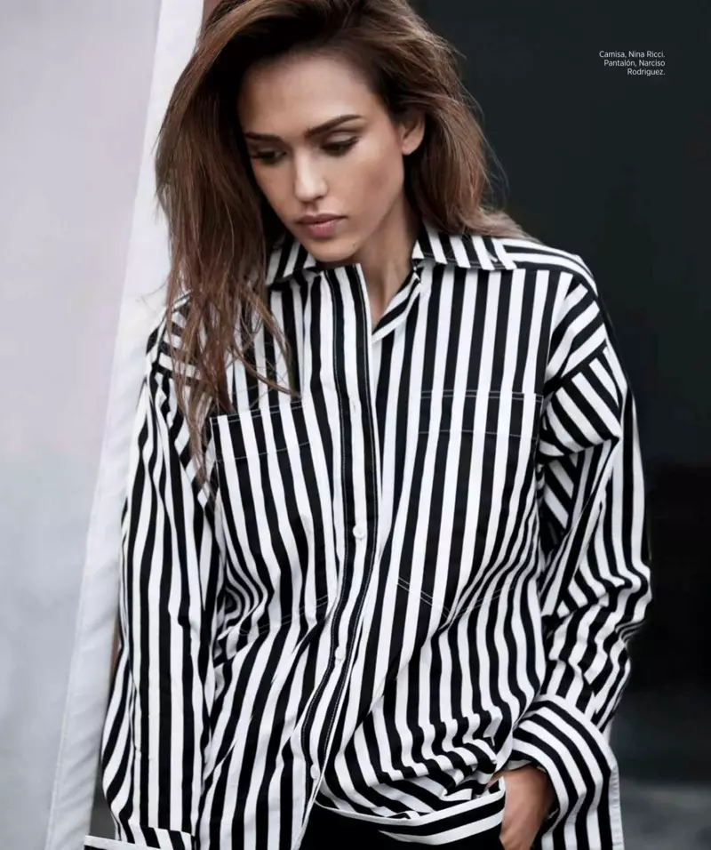 Jessica Alba omfavner pyjamasstil og poserer i Nina Ricci-skjorte og Narciso Rodriguez-bukser