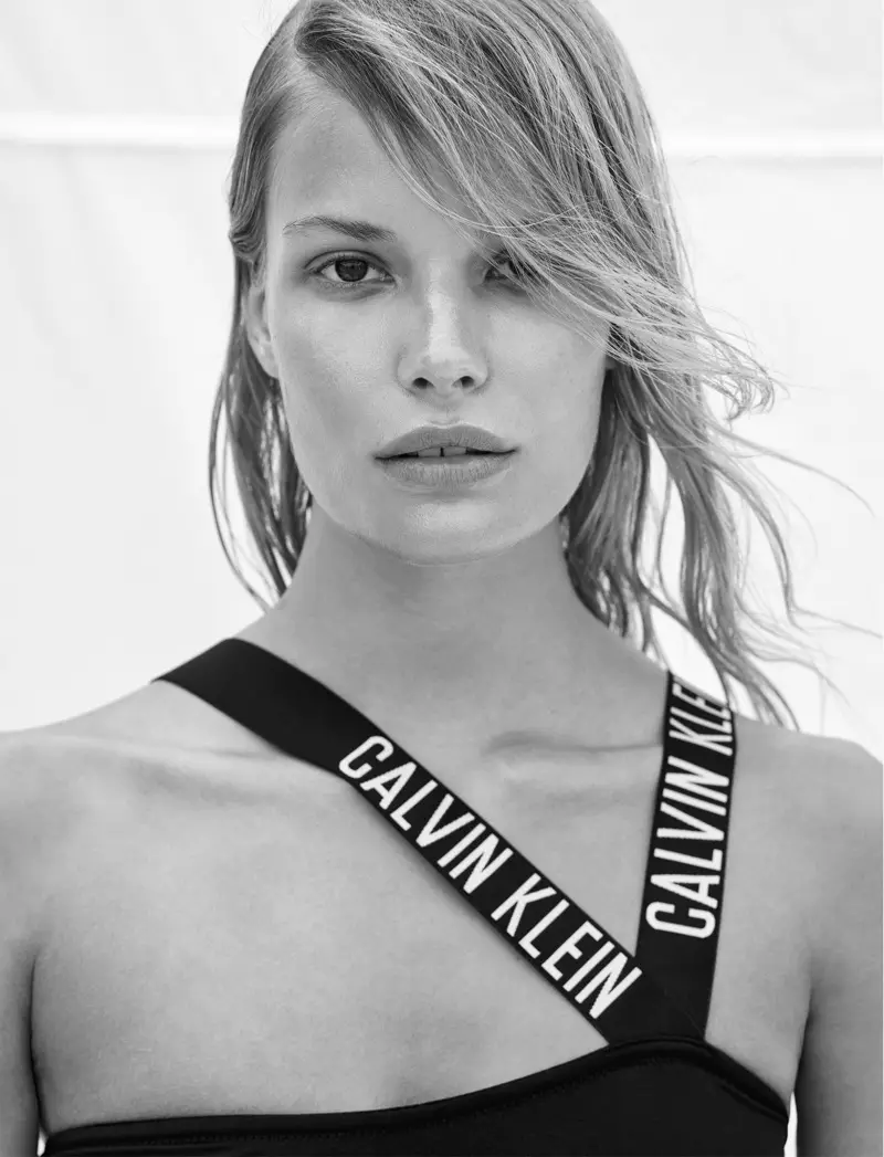 Alena Blohm amevaa suti ya kuogelea ya Calvin Klein