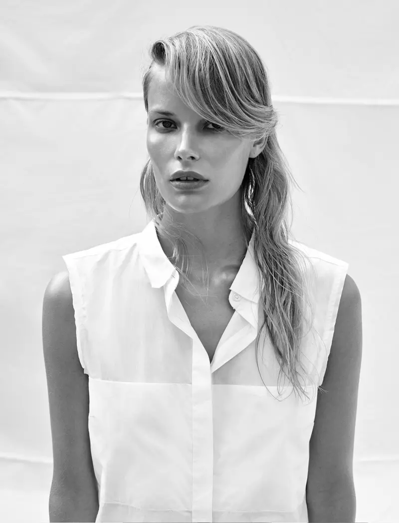 Alena Blohm viste camiseta de Calvin Klein