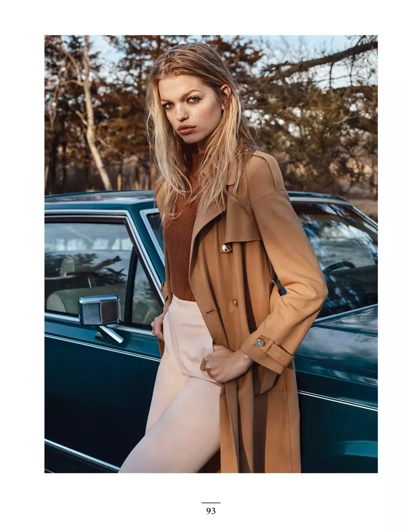 Daphne Groeneveld posearret yn Ralph Lauren sweater, Elisabetta Franchi trench en Dior broek