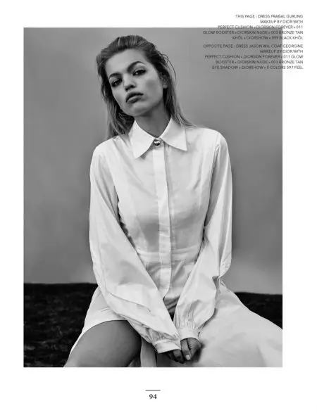 Daphne Groeneveld elegáns semleges ruhát visel a Narcisse Magazinban