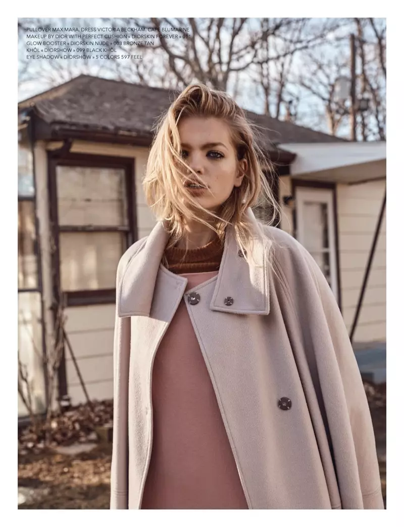 Model Daphne Groeneveld draacht Max Mara trui, Victoria Beckham jurk en Blumarine cape