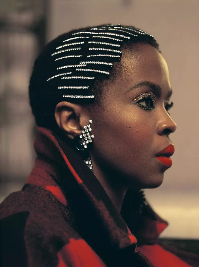 A cantora Lauryn Hill usa grampos brilhantes na campanha de outono-inverno 2018 da Woolrich