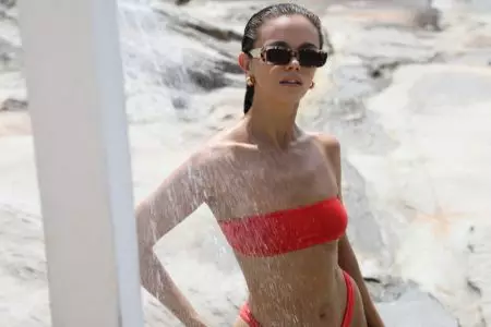 Jena Goldsack izlazi na plažu u sjeni Amber Sceatsa