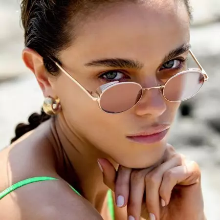 Jena Goldsack va in spiaggia con Amber Sceats' Shades