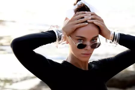 Jena Goldsack chega á praia nas sombras de Amber Sceats