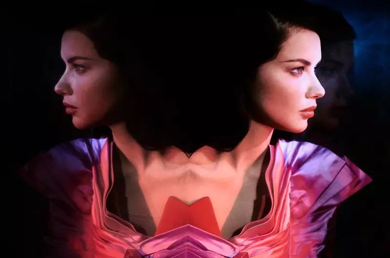 Adriana Lima tippoża f'Dehra Surreali għal Vogue Arabia