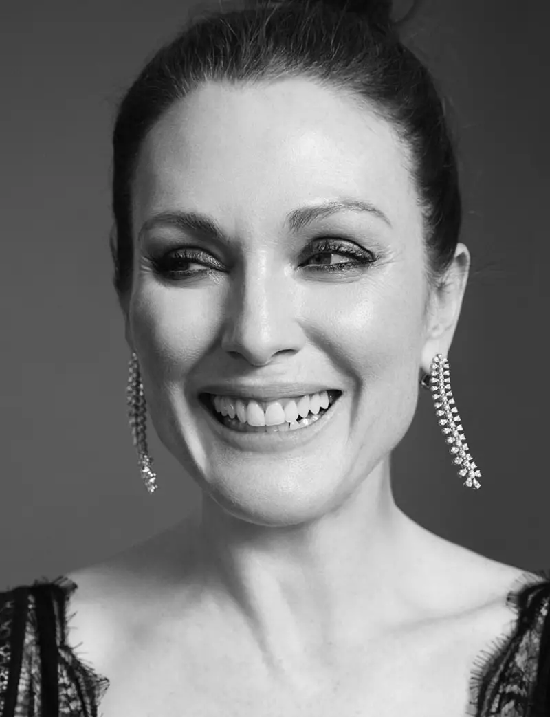 Julianne Moore naeratab selles mustvalges kaadris